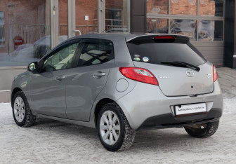 Подержанный автомобиль Mazda Demio 2014 года (7 фото)