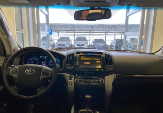 Подержанный автомобиль Toyota Land Cruiser Suv 2010 года (12 фото)