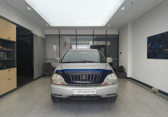 Подержанный автомобиль Lexus RX 2001 года (2 фото)