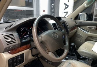 Подержанный автомобиль Toyota Land Cruiser Prado 2005 года (8 фото)