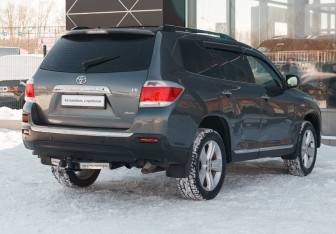 Подержанный автомобиль Toyota Highlander 2011 года (5 фото)