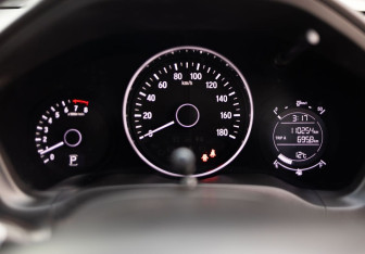 Подержанный автомобиль Honda Vezel 2014 года (13 фото)