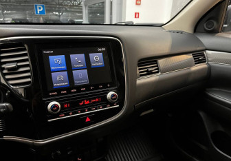 Подержанный автомобиль Mitsubishi Outlander 2021 года (9 фото)