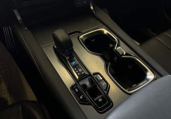 Подержанный автомобиль Lexus RX 2023 года (15 фото)