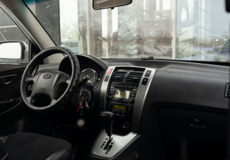 Подержанный автомобиль Hyundai Tucson 2008 года (10 фото)