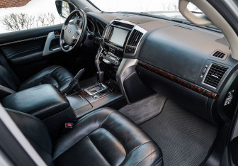 Подержанный автомобиль Toyota Land Cruiser Suv 2012 года (38 фото)