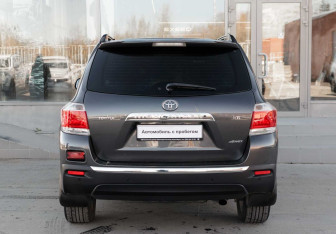 Подержанный автомобиль Toyota Highlander 2011 года (6 фото)