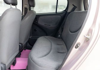 Подержанный автомобиль Toyota Vitz 1999 года (17 фото)