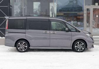 Подержанный автомобиль Honda Stepwgn 2016 года (4 фото)