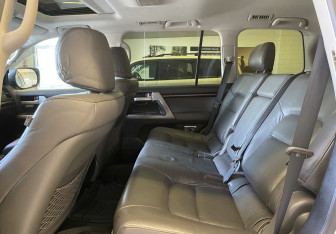 Подержанный автомобиль Toyota Land Cruiser Suv 2010 года (9 фото)