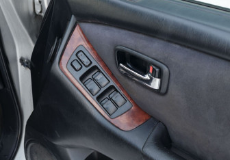 Подержанный автомобиль Toyota Harrier 2002 года (15 фото)