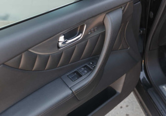 Подержанный автомобиль Infiniti FX 2010 года (17 фото)