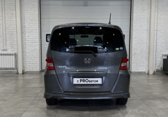 Подержанный автомобиль Honda Freed 2010 года (5 фото)