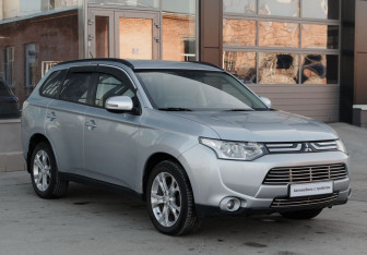 Подержанный автомобиль Mitsubishi Outlander 2012 года (3 фото)
