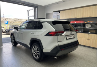 Подержанный автомобиль Toyota RAV4 2019 года (6 фото)