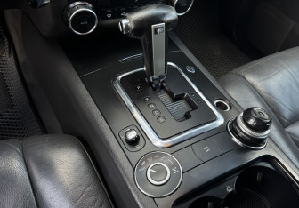 Подержанный автомобиль Volkswagen Touareg 2005 года (12 фото)