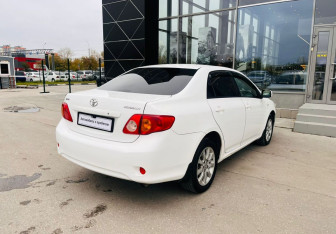 Подержанный автомобиль Toyota Corolla Sedan 2009 года (5 фото)