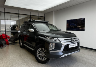 Подержанный автомобиль Mitsubishi Pajero Sport 2021 года (3 фото)