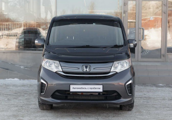 Подержанный автомобиль Honda Stepwgn 2016 года (2 фото)