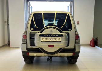 Подержанный автомобиль Mitsubishi Pajero 2008 года (5 фото)