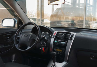 Подержанный автомобиль Hyundai Tucson 2007 года (10 фото)