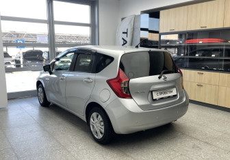 Подержанный автомобиль Nissan Note 2015 года (7 фото)