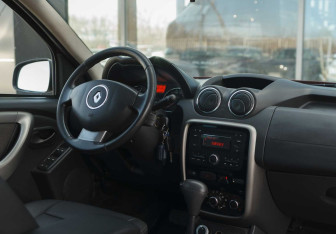 Подержанный автомобиль Renault Duster 2014 года (10 фото)