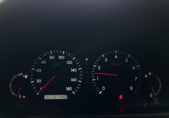 Подержанный автомобиль Toyota Allion 2002 года (9 фото)