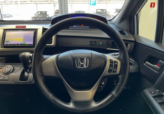 Подержанный автомобиль Honda Freed 2012 года (10 фото)