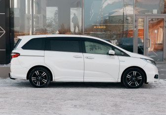 Подержанный автомобиль Honda Odyssey Minivan 2016 года (4 фото)