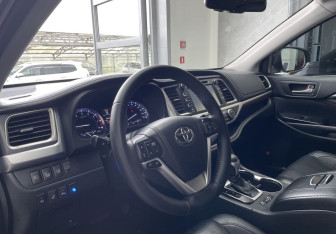 Подержанный автомобиль Toyota Highlander 2014 года (7 фото)