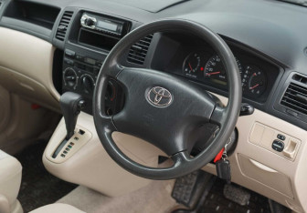 Подержанный автомобиль Toyota Corolla Spacio 2002 года (11 фото)