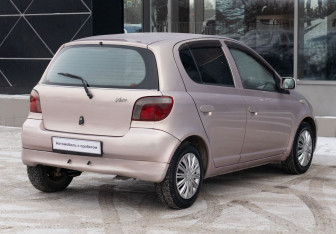 Подержанный автомобиль Toyota Vitz 1999 года (5 фото)