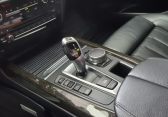 Подержанный автомобиль BMW X5 2017 года (11 фото)