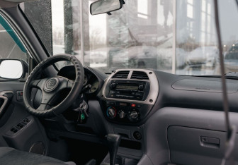 Подержанный автомобиль Toyota RAV4 2003 года (10 фото)