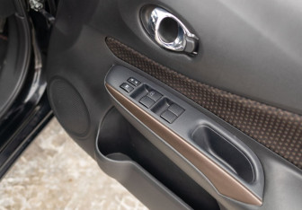 Подержанный автомобиль Nissan Note 2017 года (16 фото)