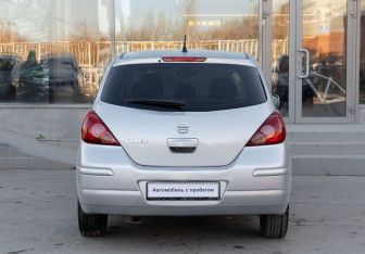 Подержанный автомобиль Nissan Tiida Hatchback 2010 года (6 фото)