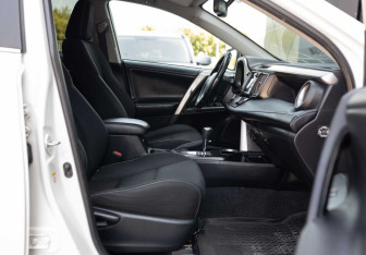 Подержанный автомобиль Toyota RAV4 2017 года (19 фото)