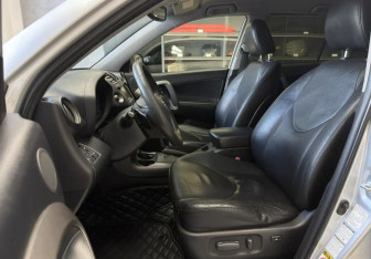Подержанный автомобиль Toyota RAV4 2012 года (9 фото)