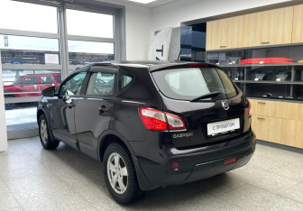 Подержанный автомобиль Nissan Qashqai 2012 года (6 фото)