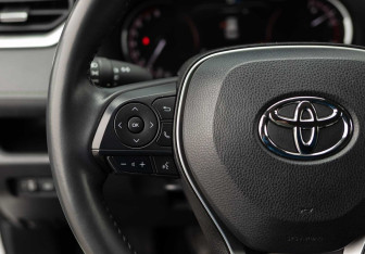 Подержанный автомобиль Toyota RAV4 2023 года (12 фото)
