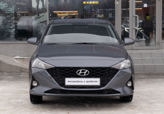 Подержанный автомобиль Hyundai Solaris Sedan 2021 года (2 фото)