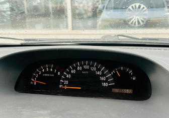 Подержанный автомобиль Toyota Nadia 2001 года (11 фото)