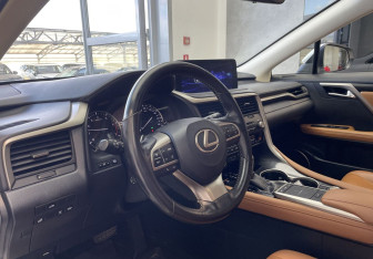 Подержанный автомобиль Lexus RX 2019 года (7 фото)