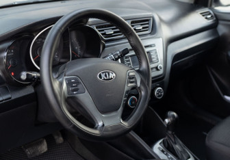 Подержанный автомобиль Kia Rio Hatchback 2017 года (11 фото)