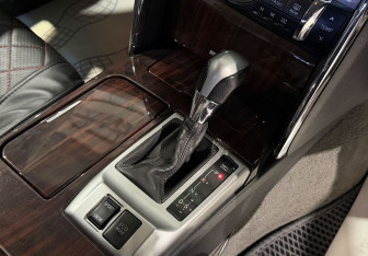 Подержанный автомобиль Toyota Mark X 2010 года (11 фото)