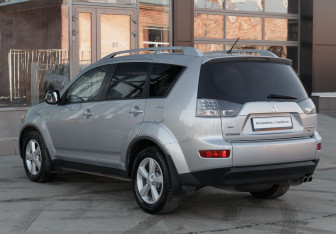 Подержанный автомобиль Mitsubishi Outlander 2008 года (7 фото)