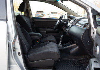 Подержанный автомобиль Nissan Tiida Hatchback 2010 года (19 фото)