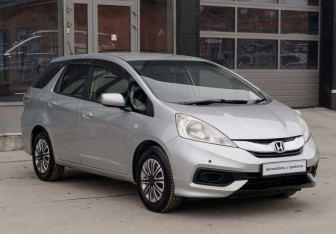 Подержанный автомобиль Honda Fit Shuttle 2014 года (3 фото)