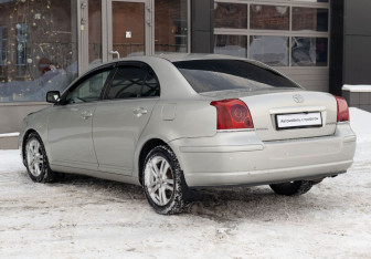 Подержанный автомобиль Toyota Avensis Sedan 2005 года (7 фото)